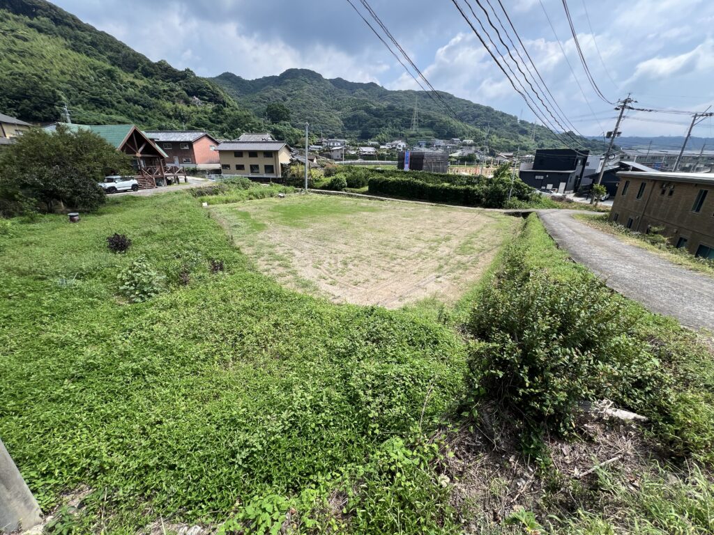 お好みのサイズに調整可。山を背に海を望む土地